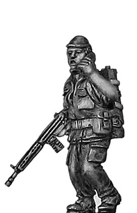 1970s Portuguese (Africa) Infantry signaller with radio and G3 (28mm)